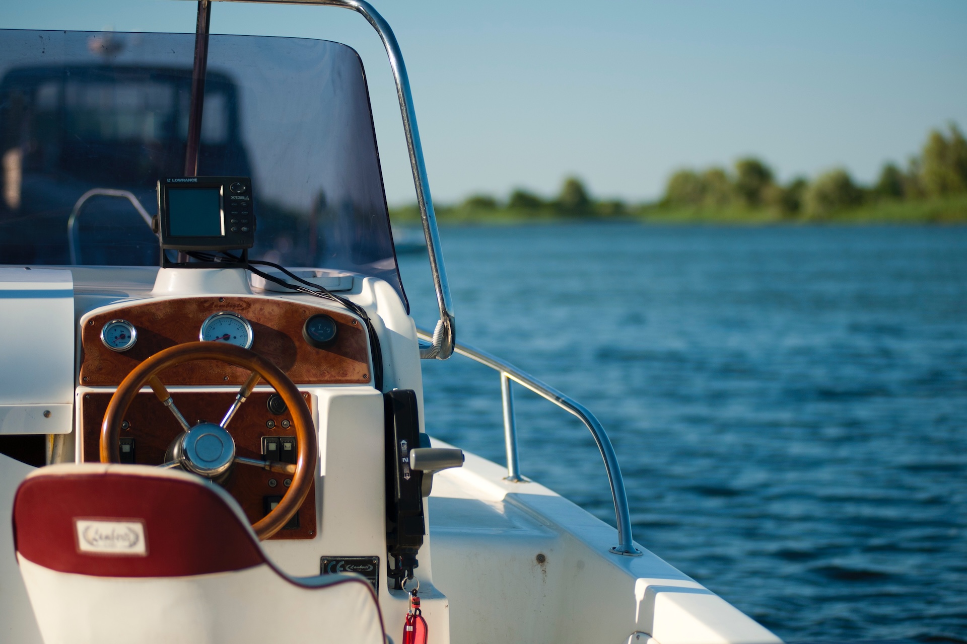 white-and-brown-boat-1007836